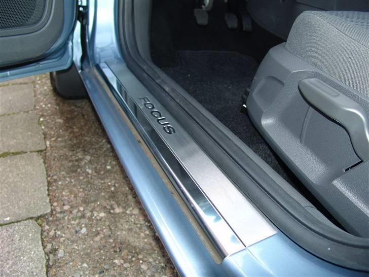 Ford Focus 1.6 Trend st. car - Rustfrit stål, delvist børstet overflade, med indfældet FOCUS-logo  billede 17
