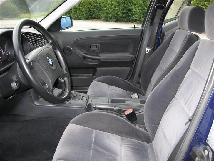 BMW E36 323I - Tja, standard velour kabine. Ikke noget vildt, men velholdt billede 3
