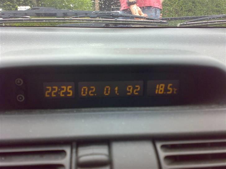 Opel Corsa B  - ja, datoen der kommer frem når der ikk er har været strøm på batteriet i nogle måneder billede 2