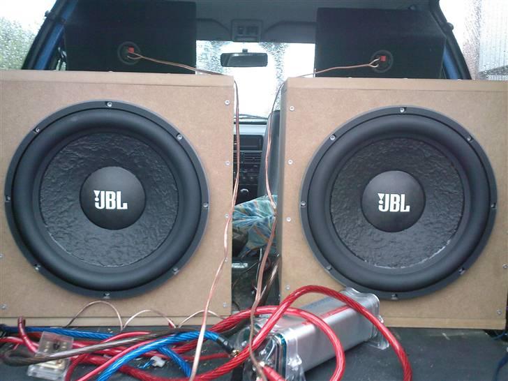 Peugeot 106 midnight  'SOLGT' - jeps det er 2 15" subs billede 4