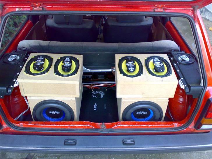 Opel Corsa NY ejer - Midtskrot - Lige et billede af min fætters sindsyge anlæg, det ser ikke godt ud men larmer pænt meget. billede 18