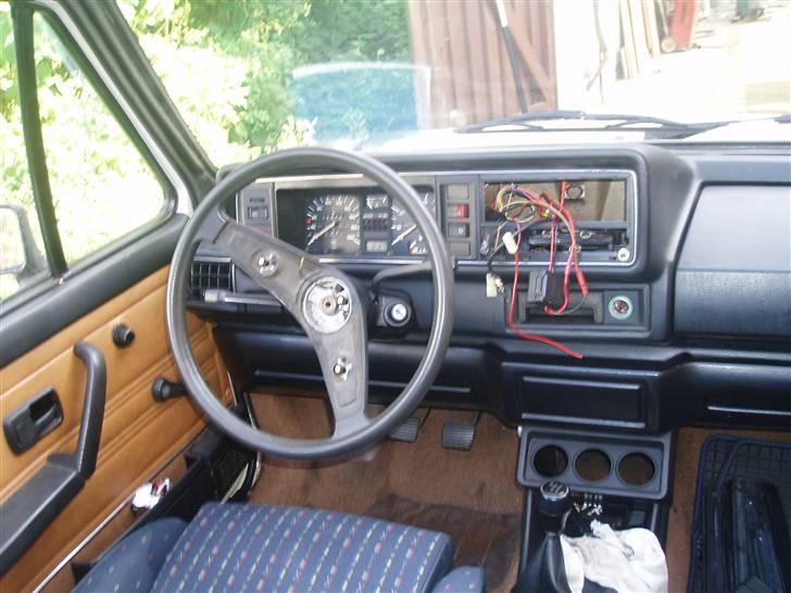 VW Golf 1 cabrio - intrumenttbrættet virkede ikke helt da vi hentede den, men det meste er ved at være perfekt nu. så skal det bare samles igen.. billede 2