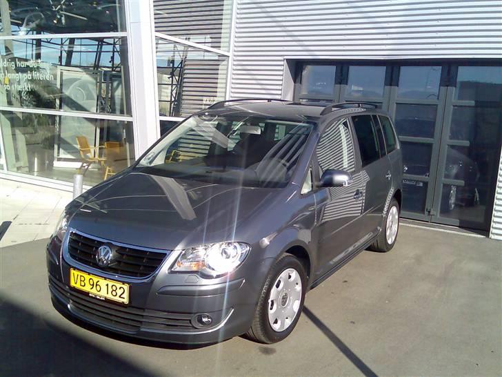 VW Touran Trendline TDI - 16 km. Afhentning hos forhandler. billede 2