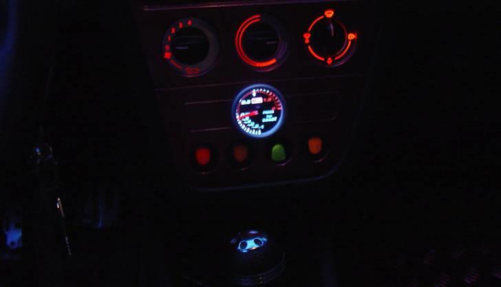 Peugeot 306 TD - Rød belysning i midterkonsol, samt det lækre turbo meter. billede 15