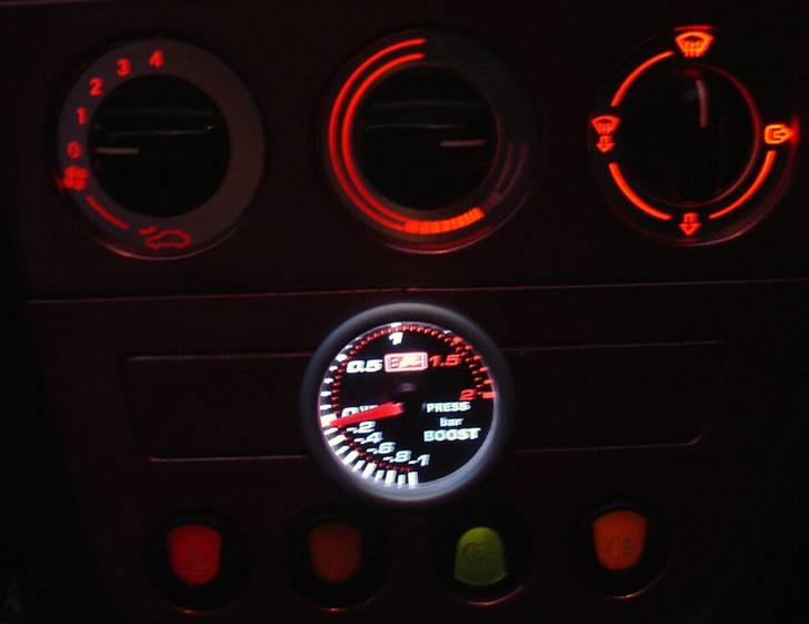 Peugeot 306 TD - Rød belysning i midterkonsol, samt det lækre turbo meter! billede 16