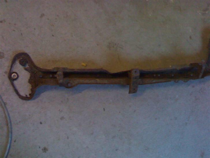 VW Golf 2 Retro *Solgt* - Gammel vange under køler.. motoren faldt ned da jeg tog kofangeren af :/ billede 10