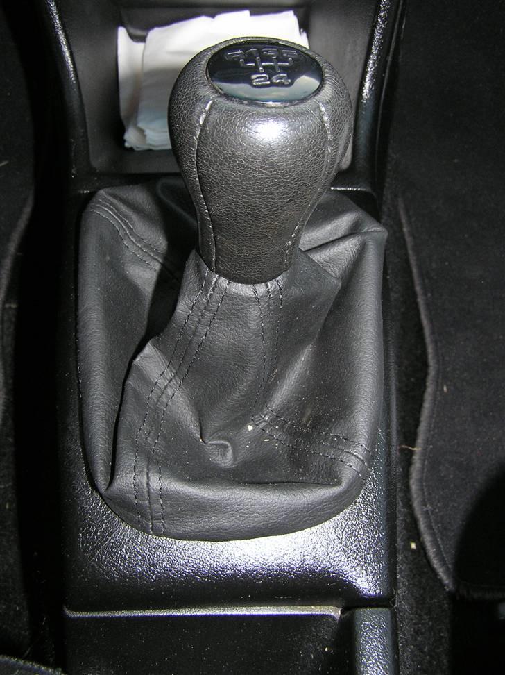 VW Passat  CL stc. - Ny læder-sok til gearstangen billede 5