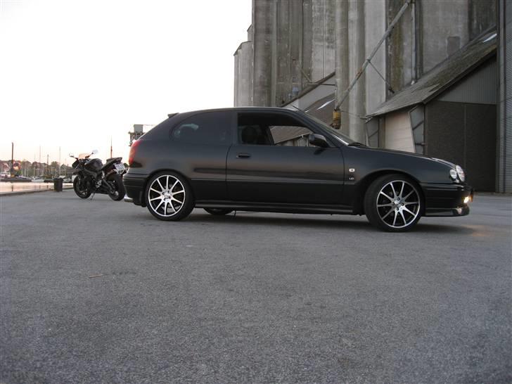 Toyota Corolla G6R - G6R i selskab med en R6 som står i baggrunden billede 7