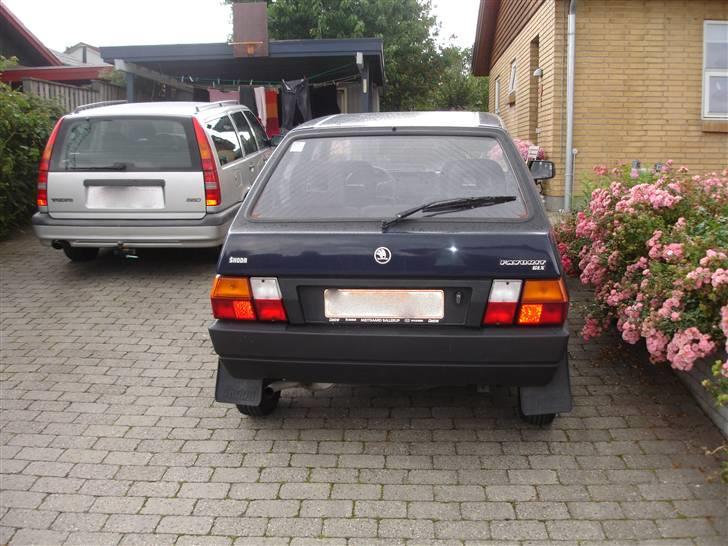 Skoda Favorit GLX - Med Volvo´en i baggrunden billede 11