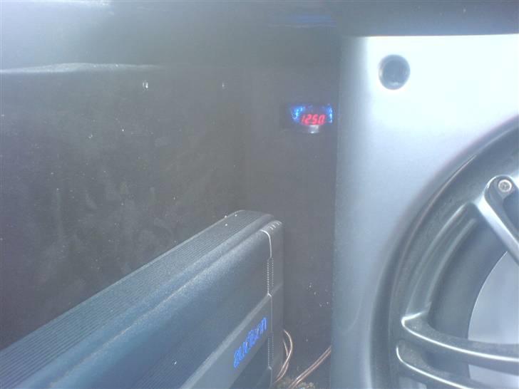 Peugeot 306 (SOLGT) - audioson forstærker sat fast på siden og min kodensater bag ved billede 12