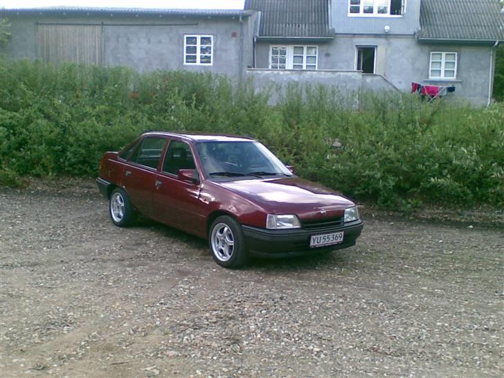 Opel Kadett sedan billede 2