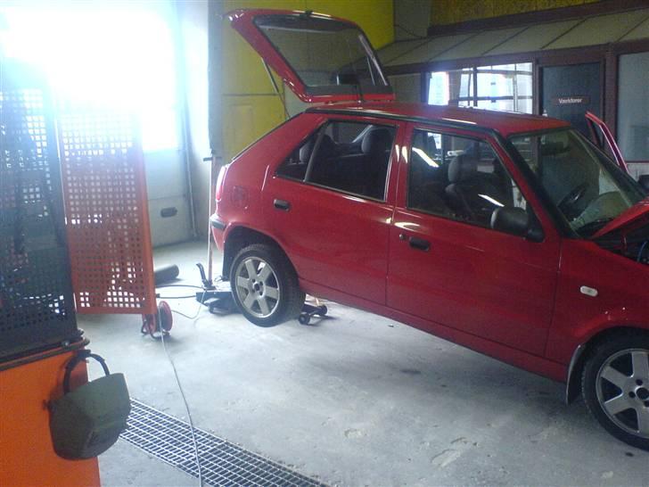 Skoda Felicia SOLGT - Så skulle der ny bagpotte på :D billede 13