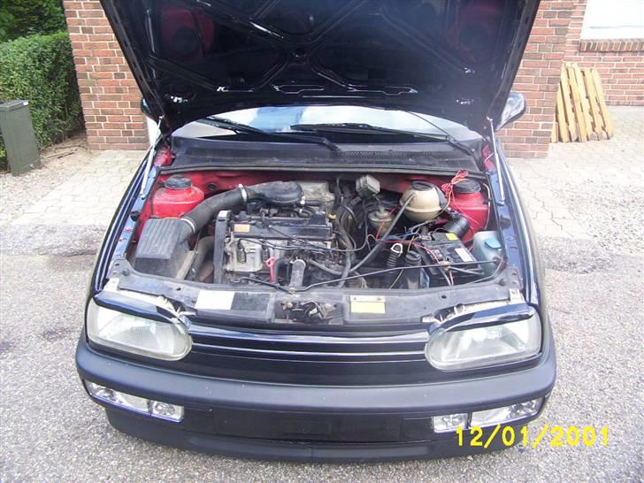 VW Golf 3 - R.I.P - Som den ser ud nu. Hood lifters:) billede 4