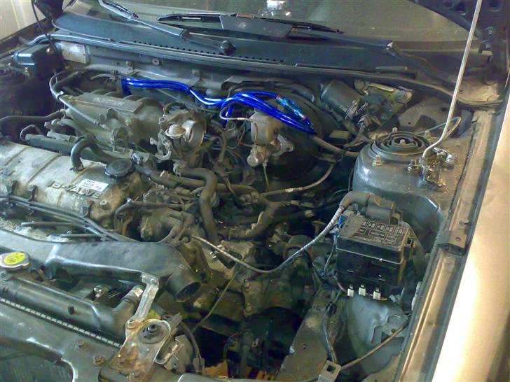 Mazda 323F * Skrottet * - Motorrummet, Da jeg havde skiftet min kobling... billede 6