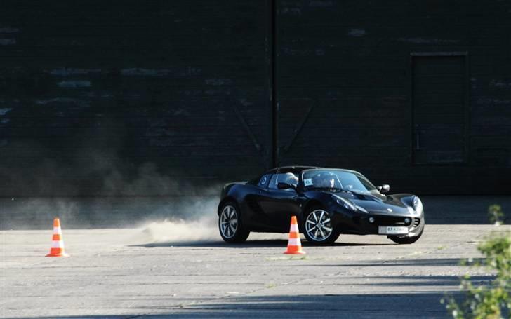 Lotus Elise 111s - Gas på en manøvreprøve ved et Lotustræf :o) billede 1