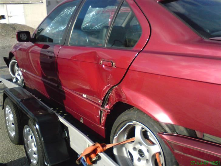 BMW 318I -SOLGT- - Det er efter køberen havde den i 1½ uge.. billede 13