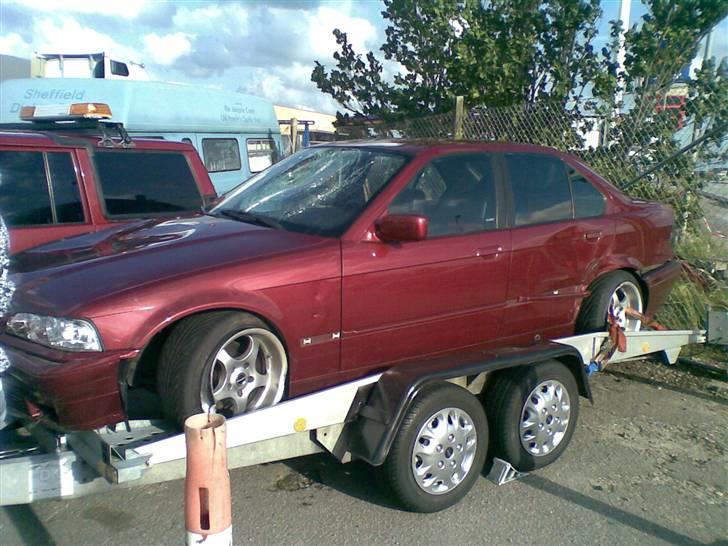 BMW 318I -SOLGT- - Det er efter køberen havde den i 1½ uge.. billede 15