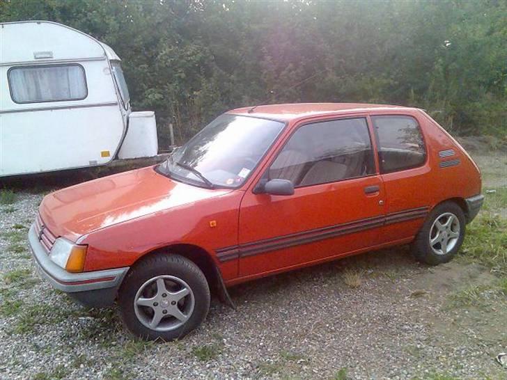 Peugeot 205 - Skrottet! - Lidt oldstyle - Men den kører godt ! :) billede 1