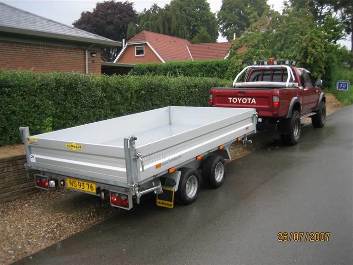 Toyota SOLGT HiLux - Jo var ikke stor nok så fik spændt for en rigtig kornvogn HeHe billede 12