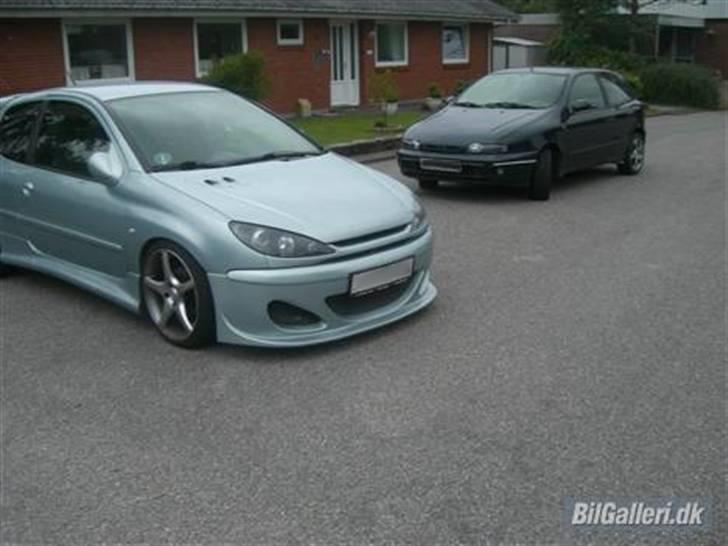 Fiat Bravo 1.8 GT solgt - Min bil og Nikolaj o ´s pug :D billede 10