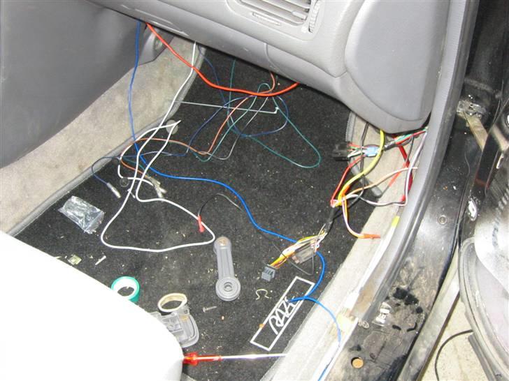 Mazda 626 Kombi Copue SOLGT - det var de ledninger der skulle trækkes til højre fordør...  billede 10