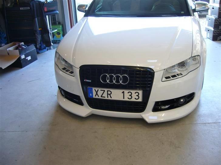 Audi A4 Avant Airrider V2.0 - de nye forlygter, med 3x 2.5" LCD skærm i hver forlygte, diodeblink + diodekørelys og ALT malet  hvidt billede 3