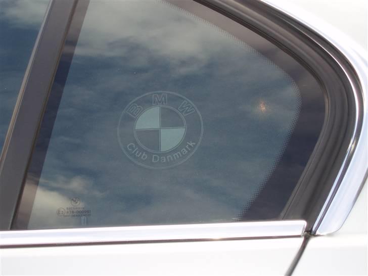 BMW E46 320i - BMW logo sandblæst i sideruder billede 6