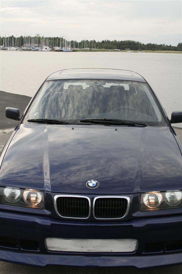 BMW 318 TDS Solgt! - Efter jeg har fået skiftet og malet lidt dele på den. billede 10