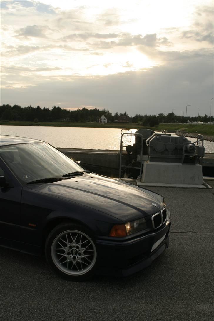 BMW 318 TDS Solgt! - Efter jeg har fået skiftet og malet lidt dele på den. billede 13