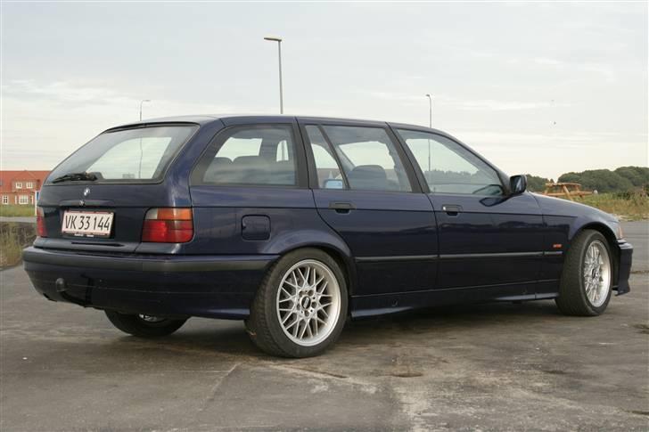 BMW 318 TDS Solgt! - Efter jeg har fået skiftet og malet lidt dele på den. billede 14