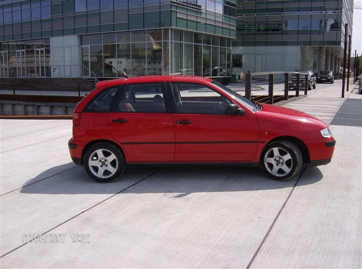 Seat ibiza "SOLGT" - Fra siden, med havnes bygninger bag ved billede 6