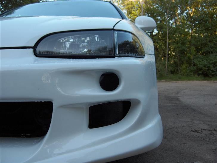 Honda Civic EG5 1,6 ESi *Solgt* - Close-up af forkofanger, sort forlygte og sort forblink. billede 9