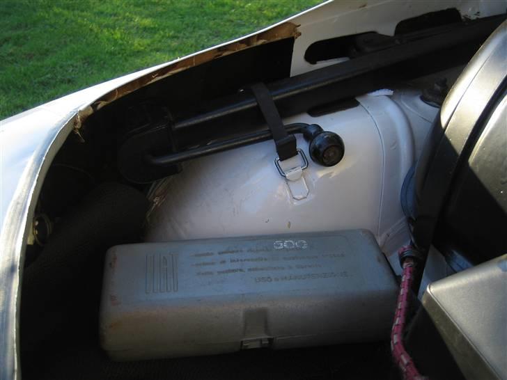 Fiat 500L - Original værktøjskasse samt donkraft billede 12