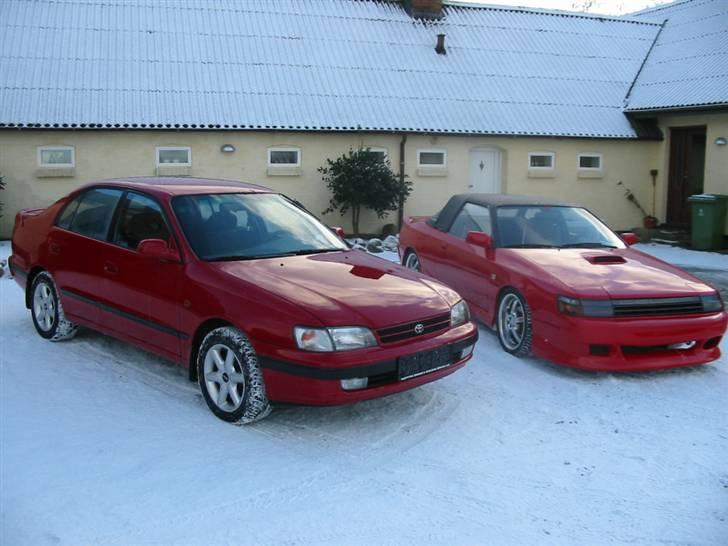 Toyota Carina E GTI Solgt - Står fint sammen med den anden røde i folden. Taget specielt ud til anledningen. billede 5