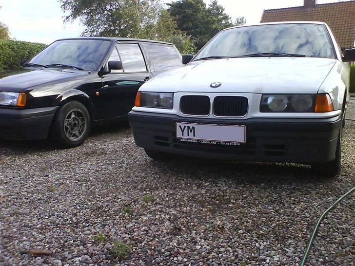 BMW 316i Compact *SOLGT* - Min gode ven Louis der holder i baggrunden, lige efter at bilerne var blevet vasket billede 9