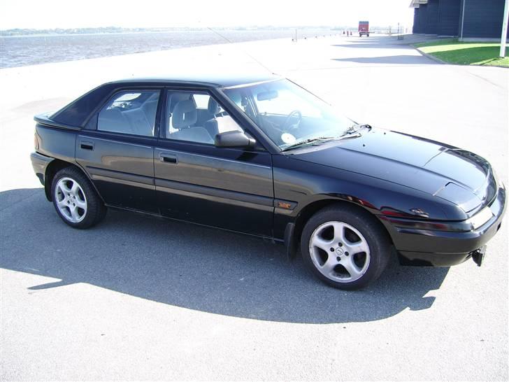 Mazda 323F **Solgt** billede 4