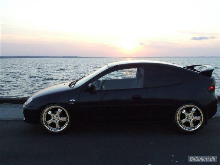 Mazda 323c  Totalskadet billede 2