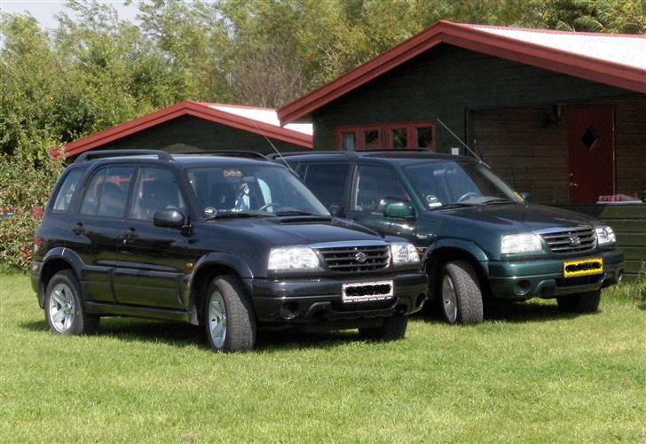 Suzuki Grand Vitara - solgt - her står den lige ved siden af min fars XL-7 billede 3