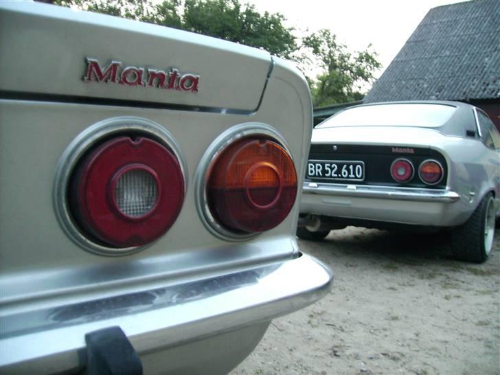 Opel Manta A 2,4 Turbo - Min Kammerats 1,9s Manta A og min. Se forskellen fra alm og sr/GT/E med det sort lakerede bagpanel billede 10