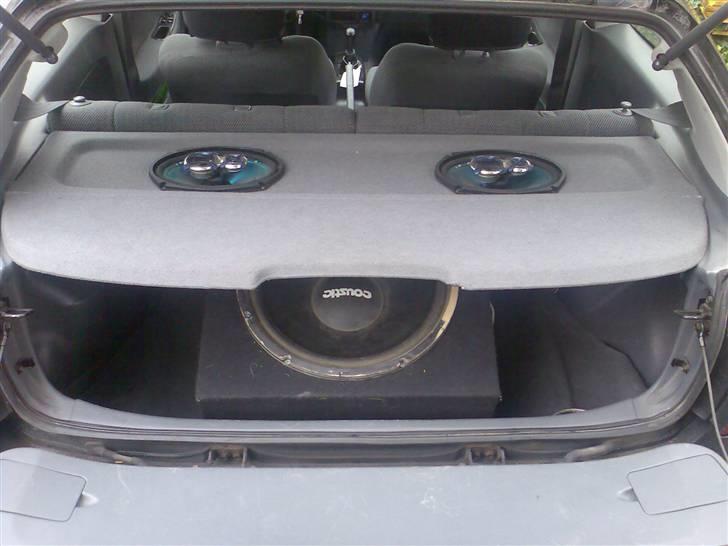 Honda Civic 1.5 - 15" coustic sub, fylder en del.. Forstærkeren ligger nede under, gemt afvejen. billede 14