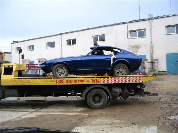 Datsun 240Z - Så blev den kørt hjem til vores garage for at vente på næste omgang, altså indtræk og el. billede 2