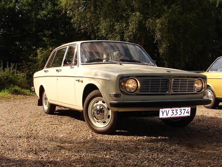 Volvo 144 Yvonne SOLGT - Her står Yvonne, en dejlig californiahvid 144 fra 69... Vi lader lige billedet stå...  billede 1