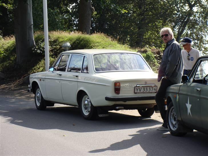 Volvo 144 Yvonne SOLGT - Her er manden der startede det hele.... min far..  Jeg blev i ikke tabt i gryden med trylledrik, men tæt på.. Da jeg som baby lå i min lift, var det på bagsædet af en sølvfarvet P1800 med Wolfrace slotmags.. billede 5