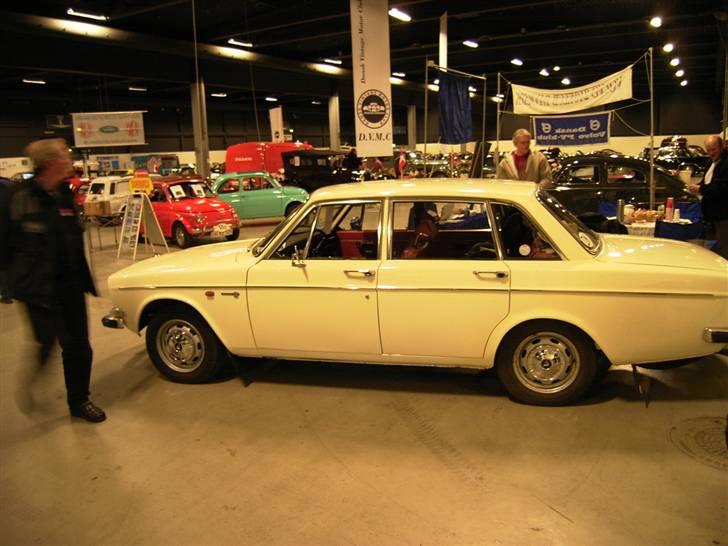 Volvo 144 Yvonne SOLGT - Veteranmessen i fredericia d. 21 okt. Formanden spurgte mig om jeg ikke ville udstille Yvonne på volvoklubbens stand, Så her holder vi i første række og ser dejlige ud... billede 11