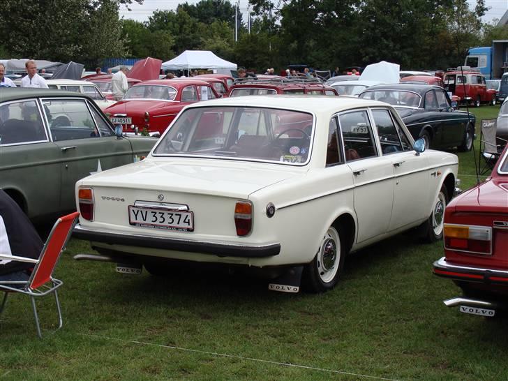 Volvo 144 Yvonne SOLGT - KVT træf 08, læg lige mærke til den røde/hvide campingstol til venstre i billedet. Har 2 stk. og de skulle efter sigende være fra midt 60´erne.. Der er sgu da charmerende ikke? billede 13