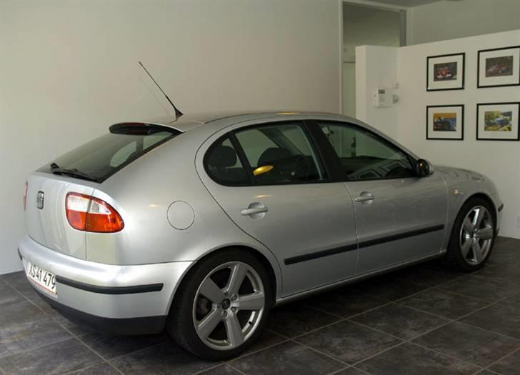 Seat Leon 1.9TDI Sport (SOLGT) - gulvvarme, italienske klinker og motorsportsbilleder på vægen - forkælet dyt! billede 5