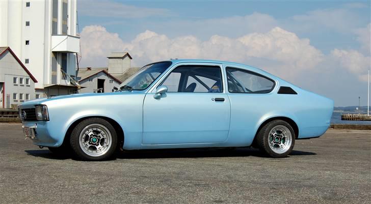 Opel Kadett C Coupé "ÜBERGEIL" - Alfa Romeo´s Azzurro Nuvola gør sig til rette i solen billede 2