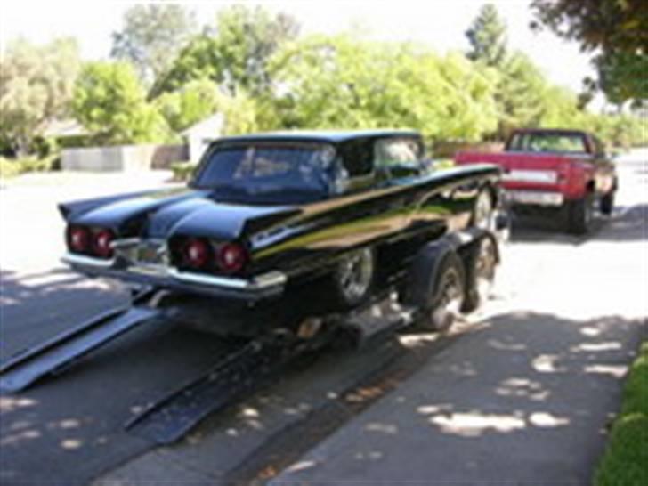 Amerikaner Thunderbird 428 *SOLGT* - Her er min makker Jim ved at læsse bilen og køre den til shipping firmaet i Los Angeles billede 14