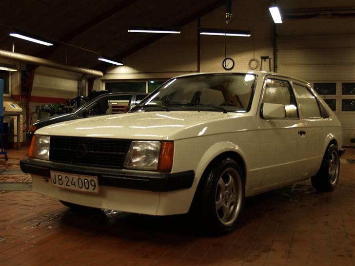 Opel kadett d 2-dørs - Til salg - Lige inden den fik taget alufælgene af, og påsat nye vinterhjul... billede 10