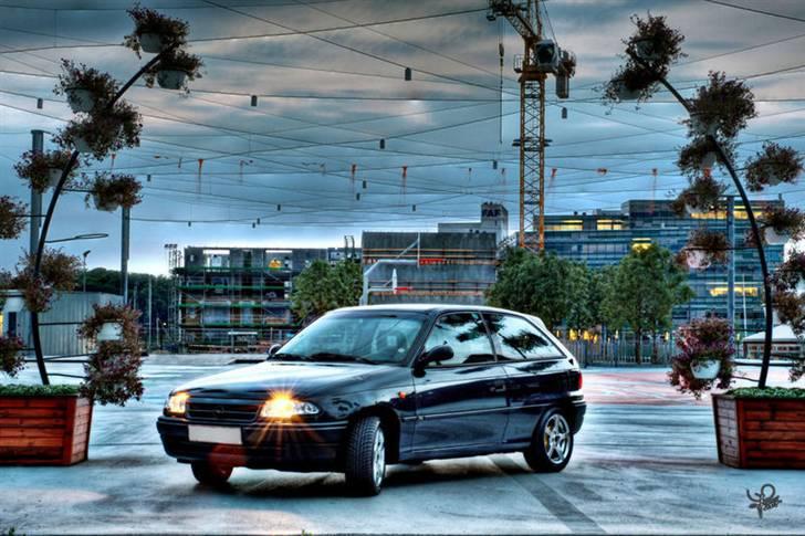 Opel Astra F SOLGT  - en sommeraften over kælderen ved haven i Odense C  billede 2